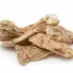 சுக்கு காபி கோப்பையுடன் ஒரு நபர்