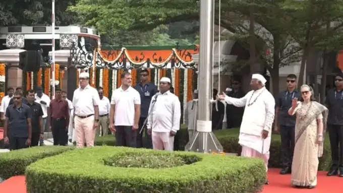 காங்கிரஸ் கட்சியின் முன்னாள் தலைவர் சோனியா காந்தி