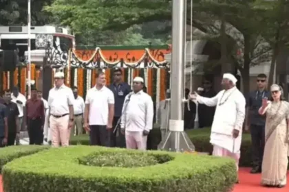 சோனியா காந்தி மற்றும் ராகுல் காந்தி சுதந்திர தின விழாவில் பங்கேற்பு