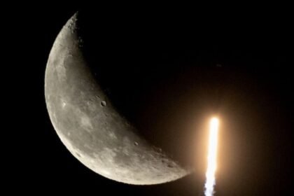 ஸ்பேஸ் எக்ஸ் பால்கன்-9 ராக்கெட் பாகம் நிலவை நோக்கி செல்வது