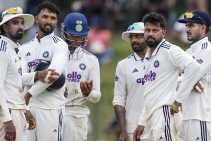 இலங்கை கிரிக்கெட் வீரர் சோனல் தினுஷா பேட்டிங் செய்யும் காட்சி