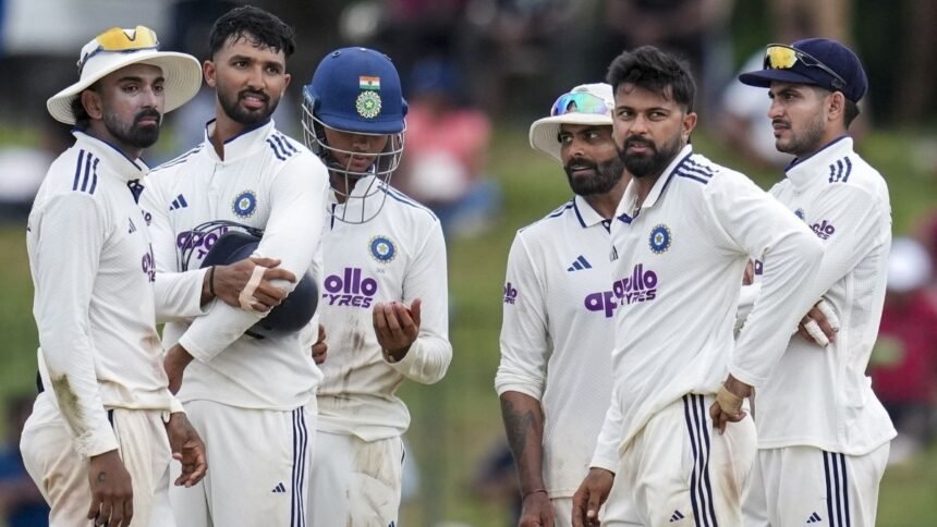 இலங்கை கிரிக்கெட் வீரர் சோனல் தினுஷா பேட்டிங் செய்யும் காட்சி