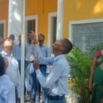 தேசியக்கொடி ஏற்றி வைக்கும் மாணவன்