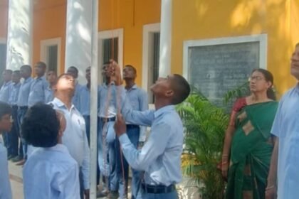 தேசியக்கொடி ஏற்றி வைக்கும் மாணவன்