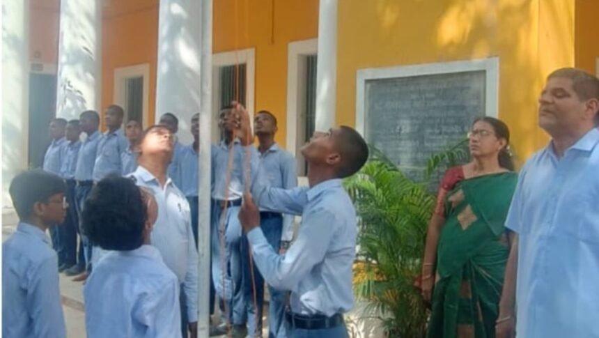 தேசியக்கொடி ஏற்றி வைக்கும் மாணவன்