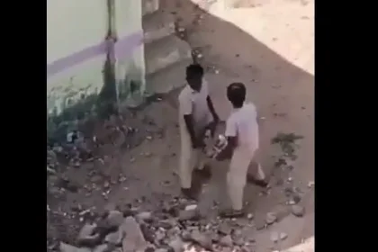 பள்ளி வளாகத்தில் கற்களை அள்ளும் மாணவர்கள்