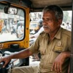 வாகனம் ஓட்டும் ஓட்டுநர் ஒருவரின் கைகள் ஸ்டீயரிங் மீது இருப்பது போன்ற படம்