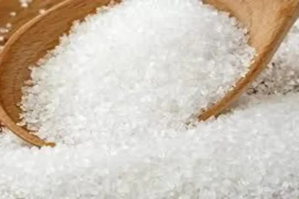 சர்க்கரை மூட்டைகள் அடுக்கி வைக்கப்பட்டுள்ள காட்சி