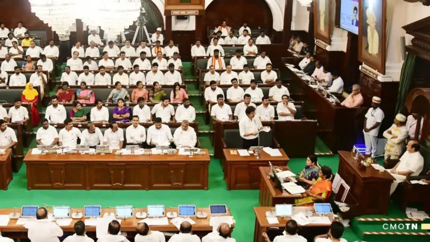 தமிழ்நாடு சட்டப்பேரவையில் விலைவாசி உயர்வு குறித்து விவாதிக்கும் எதிர்க்கட்சித் தலைவர் உதயநிதி ஸ்டாலின் மற்றும் முன்னாள் முதலமைச்சர் எடப்பாடி பழனிசாமி