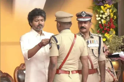 தமிழ்நாடு முதலமைச்சர் காவல் துறை அதிகாரிகளுக்கு பதக்கம் வழங்குதல்