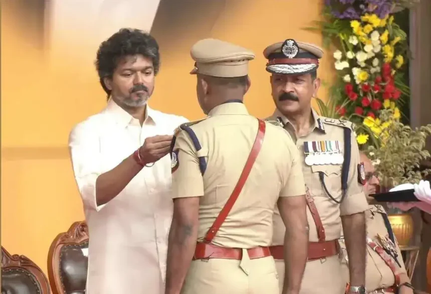 தமிழ்நாடு முதலமைச்சர் காவல் துறை அதிகாரிகளுக்கு பதக்கம் வழங்குதல்