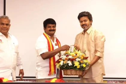 தமிழக வெற்றிக் கழகத்தின் தலைவர் மற்றும் முதல்வர் விஜய் புதிய நிர்வாகிகளை அறிவிக்கிறார்