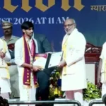 சாஸ்த்ரா பல்கலைக்கழக பட்டமளிப்பு விழாவில் தமிழ்த்தாய் வாழ்த்து பாடப்படும் காட்சி