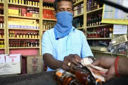 டாஸ்மாக் மதுபான கடை மற்றும் மதுபான பாட்டில்கள்