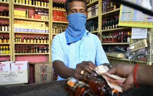 டாஸ்மாக் மதுபான கடை மற்றும் மதுபான பாட்டில்கள்