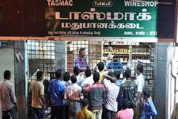 டாஸ்மாக் மதுபான கடையில் மது பாட்டில்கள் அடுக்கி வைக்கப்பட்டுள்ளது