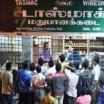 டாஸ்மாக் விற்பனையாளர்கள் நலச் சங்க மாநில சிறப்பு தலைவர் பாரதி செய்தியாளர்களுக்கு பேட்டியளிக்கும் காட்சி