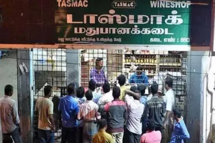 டாஸ்மாக் விற்பனையாளர்கள் நலச் சங்க மாநில சிறப்பு தலைவர் பாரதி செய்தியாளர்களுக்கு பேட்டியளிக்கும் காட்சி