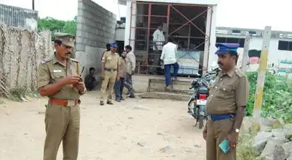 சென்னை உயர் நீதிமன்றத்தில் நீதிபதிகள் அமர்ந்திருக்கும் காட்சி