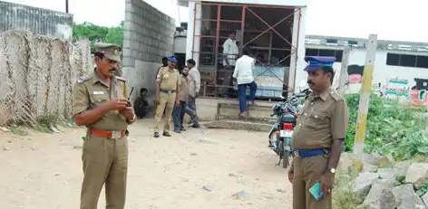 சென்னை உயர் நீதிமன்றத்தில் நீதிபதிகள் அமர்ந்திருக்கும் காட்சி