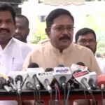 அமமுக பொதுச்செயலாளர் டிடிவி தினகரன் ஆளுநர் ஆர்.என்.ரவியை சந்திக்கும் காட்சி