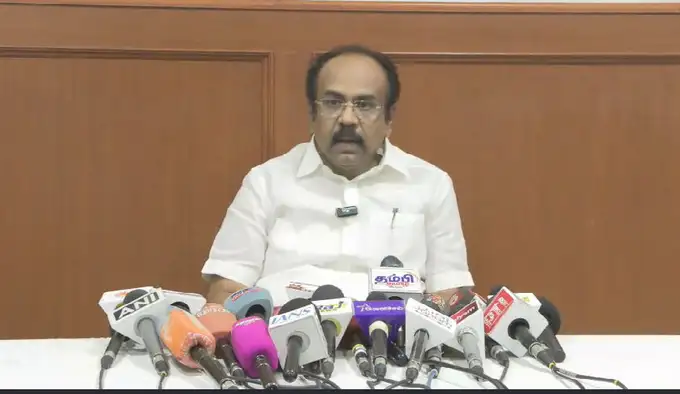 முன்னாள் நிதியமைச்சர் தங்கம் தென்னரசு செய்தியாளர்களிடம் பேசுகிறார்