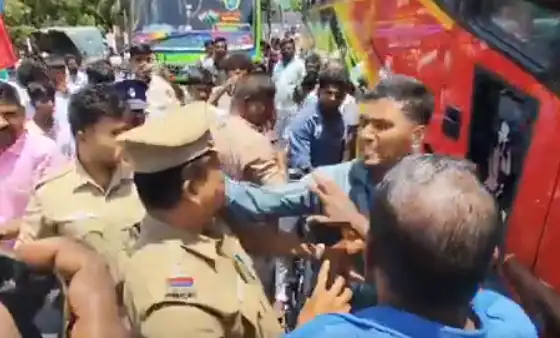 தஞ்சையில் சாலை மறியலில் ஈடுபட்ட விசிகவினர் மற்றும் காவலரை தாக்கிய இளைஞர்