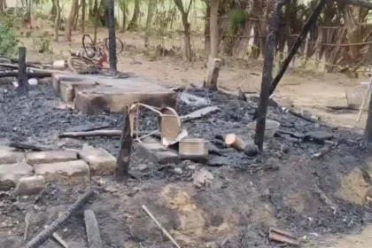 தீயணைப்பு வீரர்கள் மீட்பு பணியில் ஈடுபடும் காட்சி