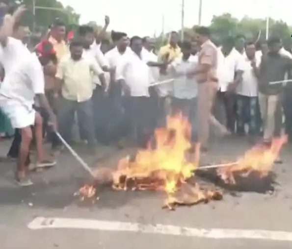 தஞ்சாவூரில் முதலமைச்சர் விஜயின் உருவ பொம்மையை எரிக்கும் திமுக தொண்டர்கள்