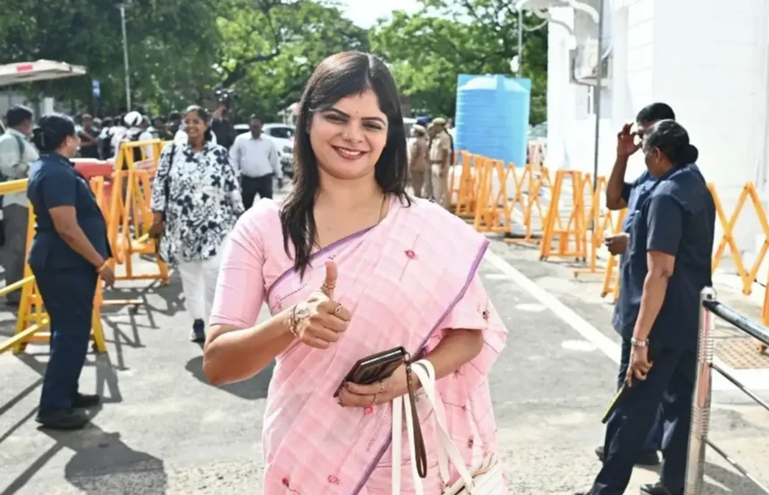 தவெக எம்.எல்.ஏ கனிமொழி மற்றும் அவரது கணவர் பெயரில் உள்ள கார்களின் பட்டியல்