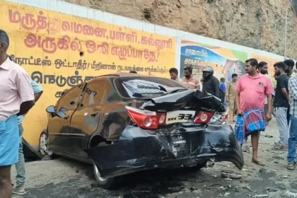 தேனி அருகே விபத்துக்குள்ளான கார் மற்றும் அரசு பேருந்து