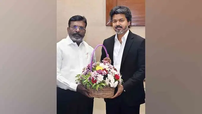 விடுதலை சிறுத்தைகள் கட்சி தலைவர் தொல். திருமாவளவன் முதலமைச்சர் விஜய்யை சந்திக்கும் காட்சி