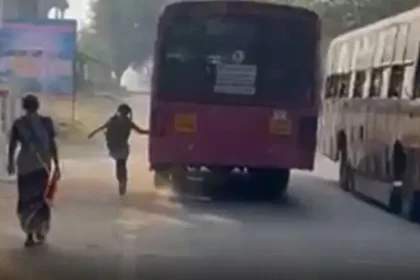 திருநெல்வேலி பேருந்து நிலையத்தில் பயணிகள் காத்திருக்கும் காட்சி
