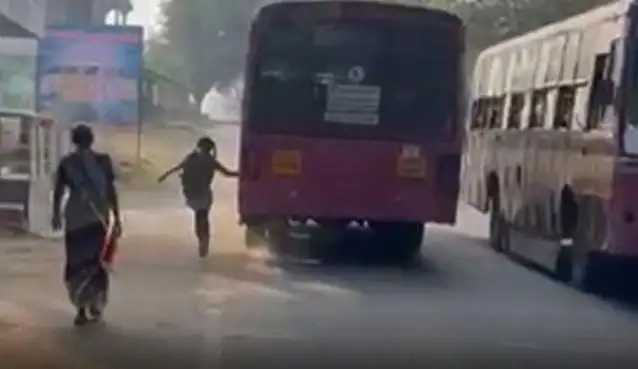 திருநெல்வேலி பேருந்து நிலையத்தில் பயணிகள் காத்திருக்கும் காட்சி