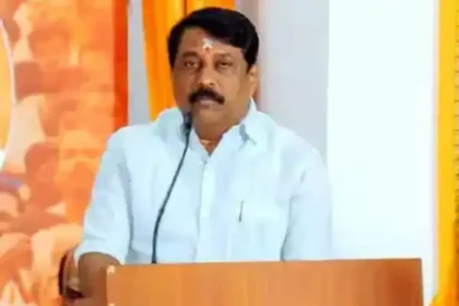 தமிழக பாஜ தலைவர் நயினார் நாகேந்திரன் அறிக்கை வாசிக்கிறார்
