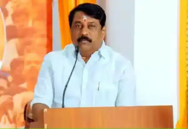 தமிழக பாஜ தலைவர் நயினார் நாகேந்திரன் அறிக்கை வாசிக்கிறார்