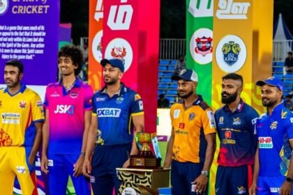 பிசிசிஐ ஊழல் தடுப்பு பிரிவு அதிகாரிகள் கிரிக்கெட் போட்டியை கண்காணிப்பது போன்ற காட்சி