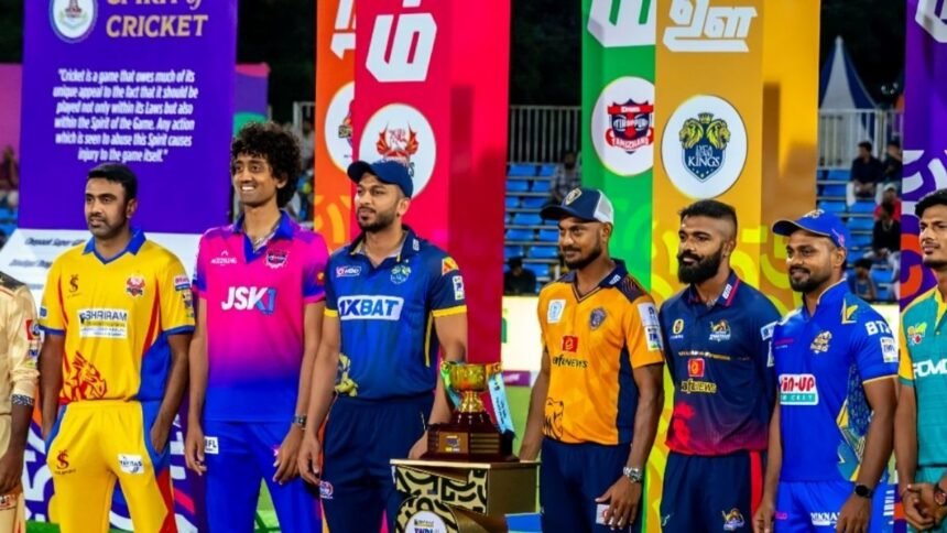 பிசிசிஐ ஊழல் தடுப்பு பிரிவு அதிகாரிகள் கிரிக்கெட் போட்டியை கண்காணிப்பது போன்ற காட்சி