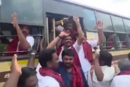 திமுகவினர் ஆர்ப்பாட்டத்தில் கோஷமிடும் காட்சி