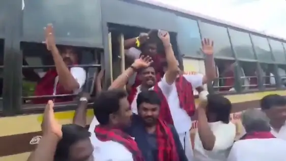 திமுகவினர் ஆர்ப்பாட்டத்தில் கோஷமிடும் காட்சி