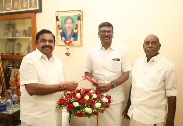 தமிழக வெற்றிக் கழகத்தின் (தவெக) வேட்பாளர் அருண்குமார் அதிமுகவில் இணையும் நிகழ்வு