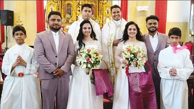 கேரளாவில் இரட்டையர்களை மணந்த இரட்டையர்கள் திருமணத்தின் போது எடுக்கப்பட்ட புகைப்படம்