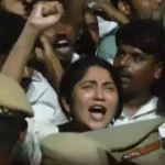 எதிர்க்கட்சித் தலைவர் உதயநிதி ஸ்டாலின் காவல் நிலையத்திற்குள் செல்லும் காட்சி