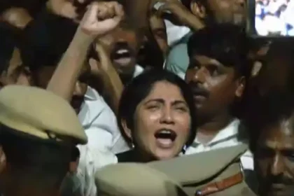 எதிர்க்கட்சித் தலைவர் உதயநிதி ஸ்டாலின் காவல் நிலையத்திற்குள் செல்லும் காட்சி