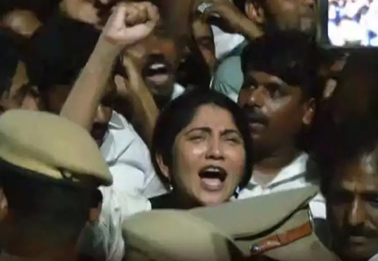 எதிர்க்கட்சித் தலைவர் உதயநிதி ஸ்டாலின் காவல் நிலையத்திற்குள் செல்லும் காட்சி
