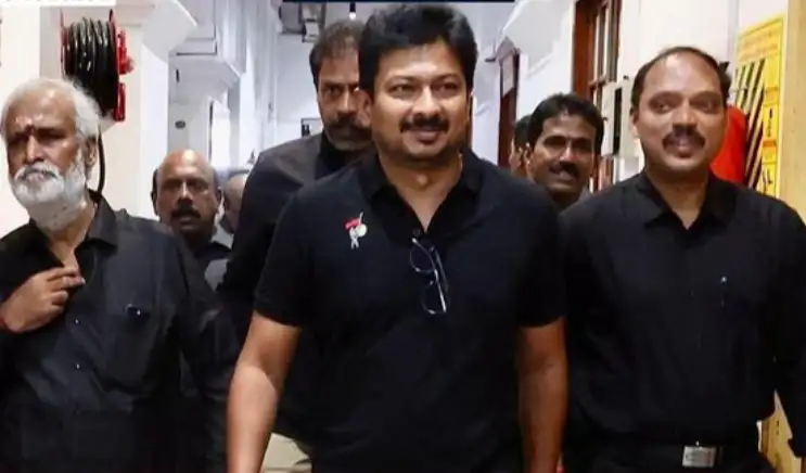 எதிர்க்கட்சி தலைவர் உதயநிதி ஸ்டாலின் செய்தியாளர்களை சந்திக்கும் காட்சி