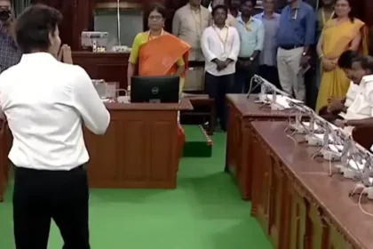 சட்டமன்றத்தில் அமர்ந்திருக்கும் எதிர்க்கட்சித் தலைவர் உதயநிதி ஸ்டாலின்