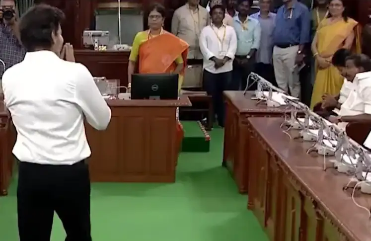 சட்டமன்றத்தில் அமர்ந்திருக்கும் எதிர்க்கட்சித் தலைவர் உதயநிதி ஸ்டாலின்