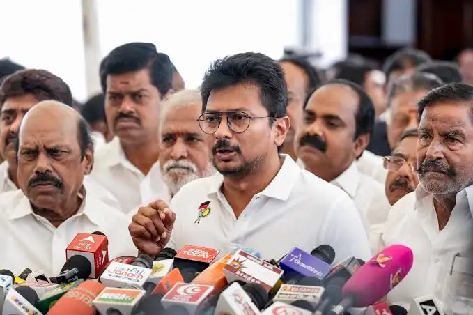 எதிர்க்கட்சித் தலைவர் உதயநிதி ஸ்டாலின் செய்தியாளர்களை சந்திக்கும் காட்சி