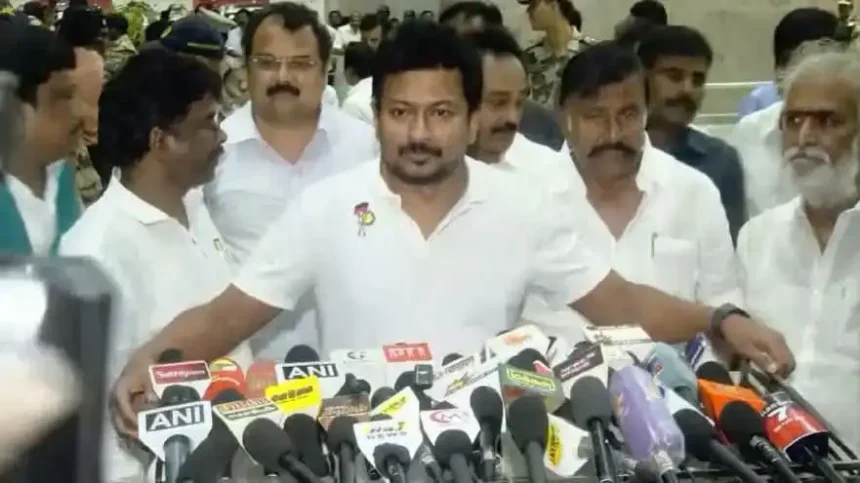 எதிர்க்கட்சித் தலைவர் உதயநிதி ஸ்டாலின் திருச்சி விமான நிலையத்தில் செய்தியாளர்களை சந்தித்துப் பேசுகிறார்